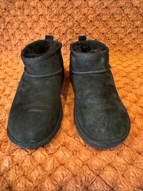 Black Ugg Cozy Shearling-Lined boots